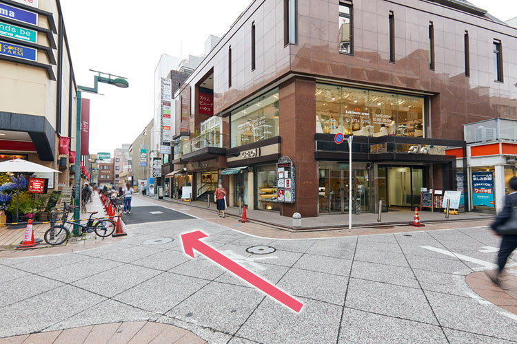 02. 十字路にぶつかりますが、直進します