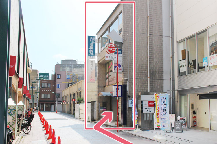 03. 右手側にベージュの建物が見えます。エレベーターにて3Fに上がってください